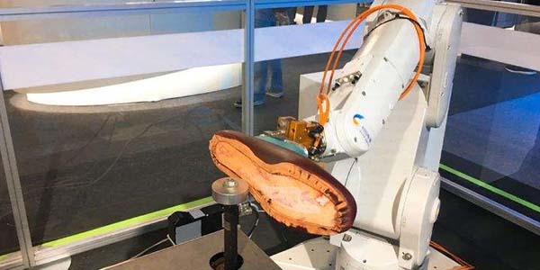 某鞋廠 以2000轉(zhuǎn)速度將鞋底放在打磨機下面打磨，沒有想到會這樣的