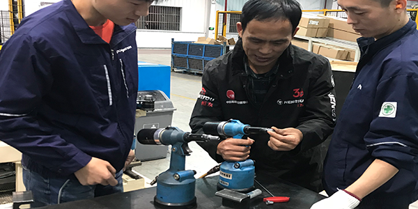 速耐氣動工具幫您講解拉鉚螺母槍與全自動鉚螺母槍的區(qū)別