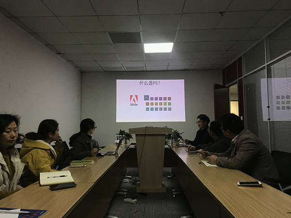 速耐團(tuán)隊(duì)專(zhuān)心聽(tīng)課