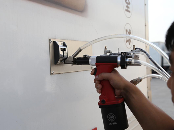 元景員工使用速耐自動(dòng)拉釘機(jī)