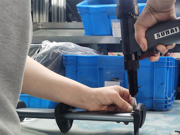 榮文庫柏選擇速耐用于照明設(shè)備制造的氣動(dòng)鉚釘槍