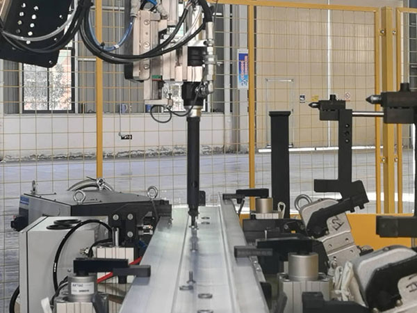 全自動監(jiān)控拉鉚設(shè)備