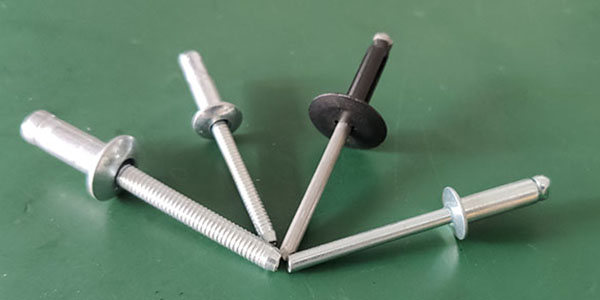 相對(duì)于實(shí)心鉚釘來(lái)說(shuō)，抽芯鉚釘?shù)膬?yōu)點(diǎn)是什么？