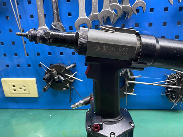 氣動(dòng)螺母槍只旋轉(zhuǎn)不拉鉚是什么原因？